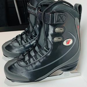 Boy's Riedell Black Figure Ice Skates (Size 1)